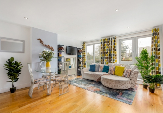 25 SOUTHMEDE, DUNDRUM, DUBLIN 16.